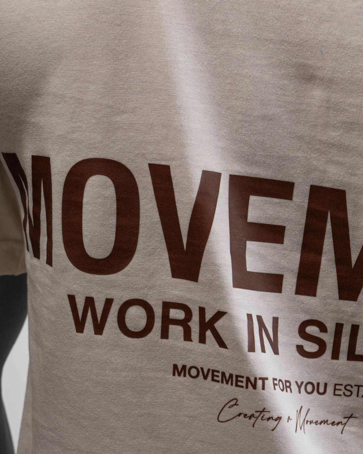 CAMISETA OVERSIZE WORK IN SILENCE CREAM CHOCOLATE