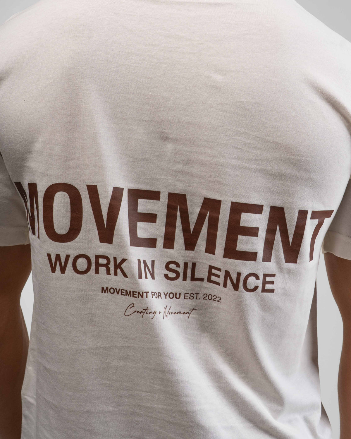 CAMISETA OVERSIZE WORK IN SILENCE CREAM CHOCOLATE