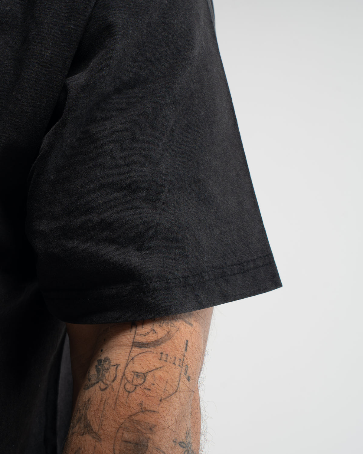 OVERSIZE WASHED EFECT BLACK WORK IN SILENCE